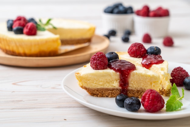 Tarta de queso casera con frambuesas y arándanos