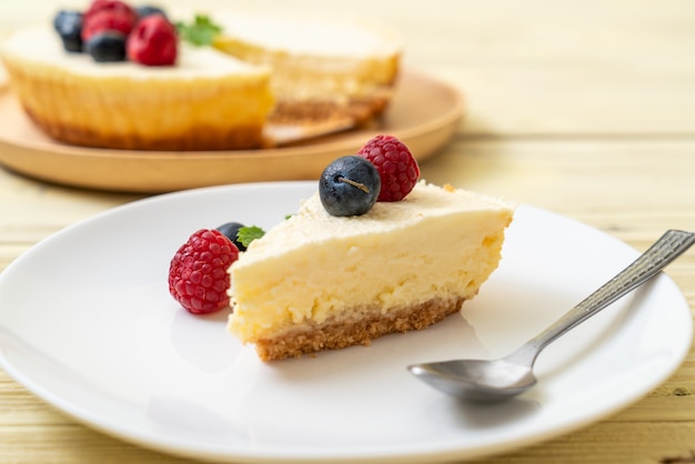 Tarta de queso casera con frambuesas y arándanos