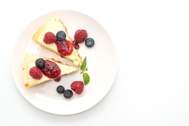 Tarta de queso casera con frambuesas y arándanos.