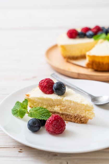 Tarta de queso casera con frambuesas y arándanos.