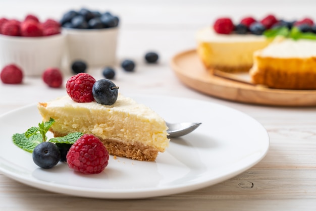 Tarta de queso casera con frambuesas y arándanos.