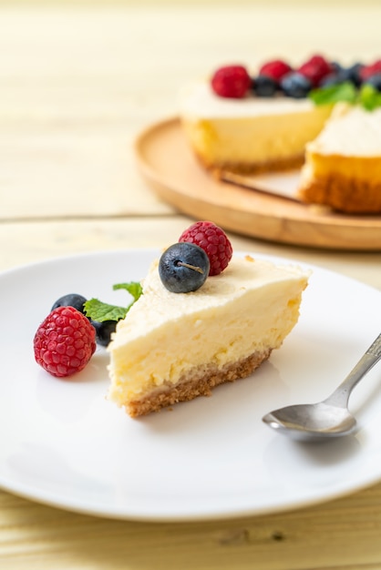 Tarta de queso casera con frambuesas y arándanos.