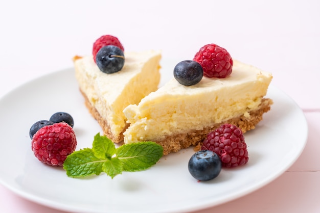 Tarta de queso casera con frambuesas y arándanos.