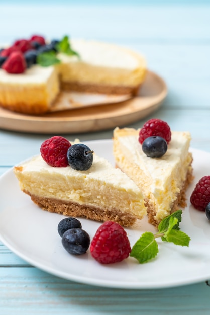 Tarta de queso casera con frambuesas y arándanos.