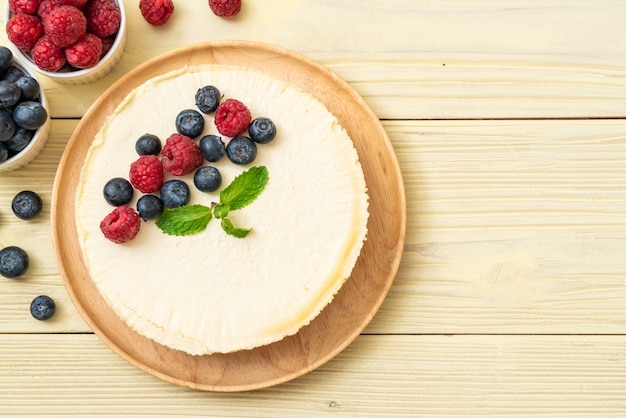 Tarta de queso casera con frambuesas y arándanos.