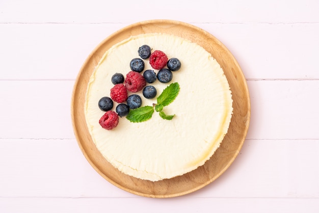 Tarta de queso casera con frambuesas y arándanos.