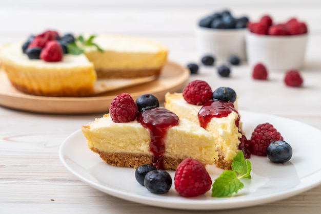 Tarta de queso casera con frambuesas y arándanos.