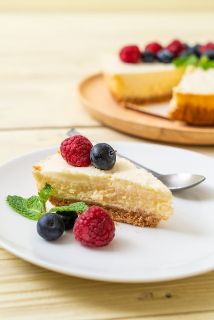 Tarta de queso casera con frambuesas y arándanos