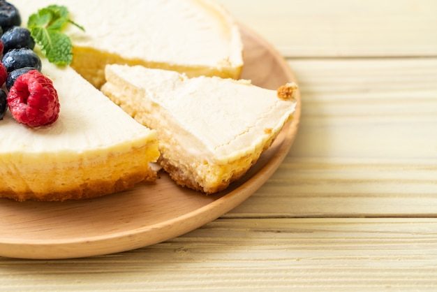 Foto tarta de queso casera con frambuesas y arándanos