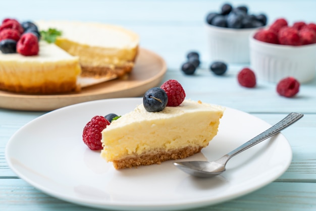 Tarta de queso casera con frambuesas y arándanos