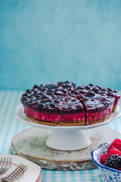 Tarta de queso casera con frutos del bosque