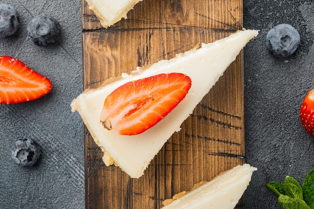 Tarta de queso casera con frutos rojos frescos