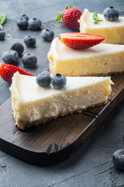 Tarta de queso casera con frutos rojos frescos