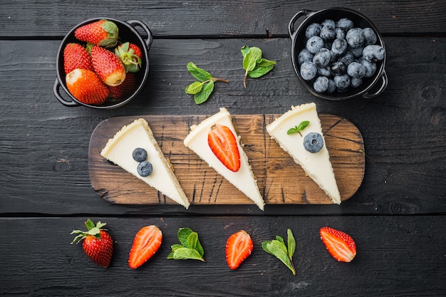 Tarta de queso casera con frutos rojos frescos