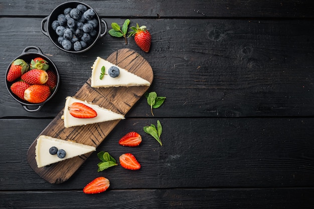 Tarta de queso casera con frutos rojos frescos