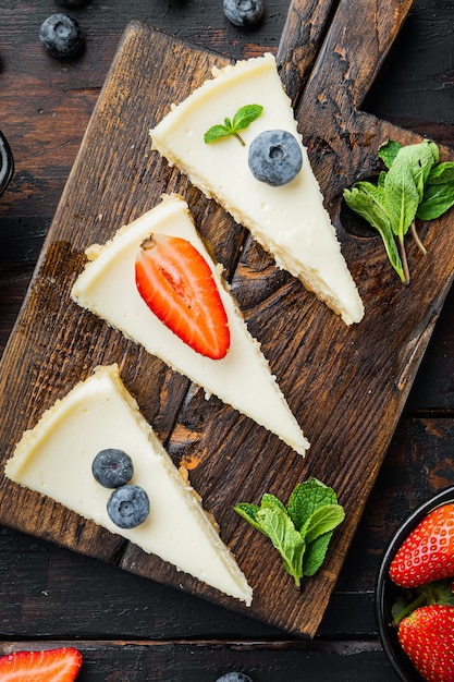 Tarta de queso casera con frutos rojos frescos