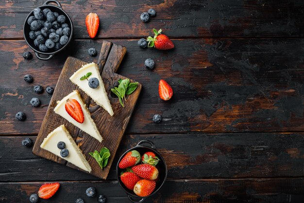 Tarta de queso casera con frutos rojos frescos