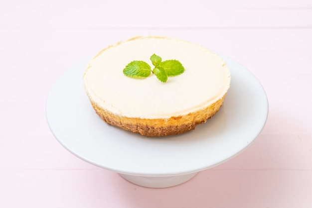 Tarta de queso casera con menta