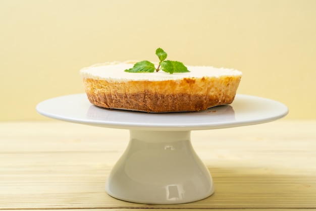 Foto tarta de queso casera con menta