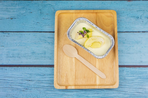 Tarta de queso casera con topping de fruta Durian sobre un fondo de madera azul