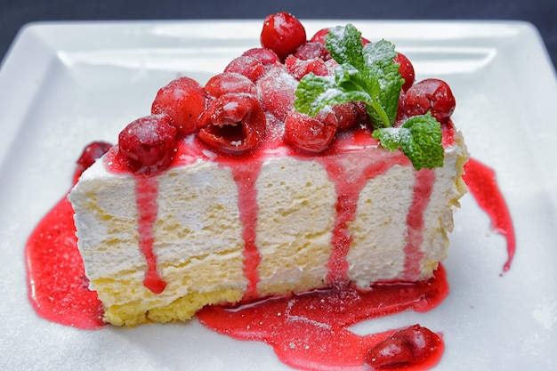 Tarta de queso con cerezas y menta