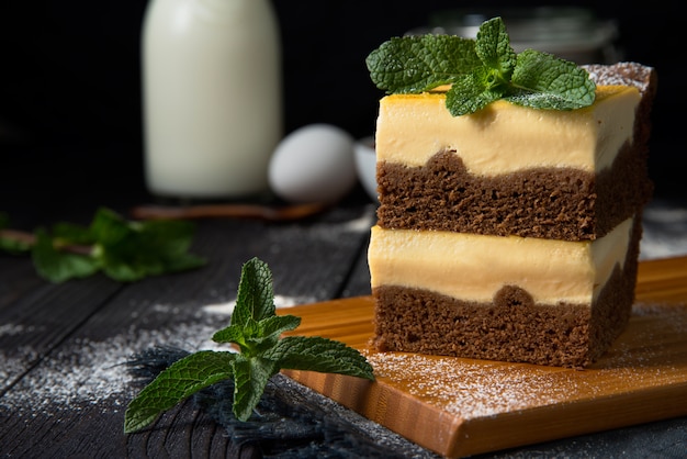 Tarta de queso de chocolate con relleno de vainilla sobre un fondo oscuro