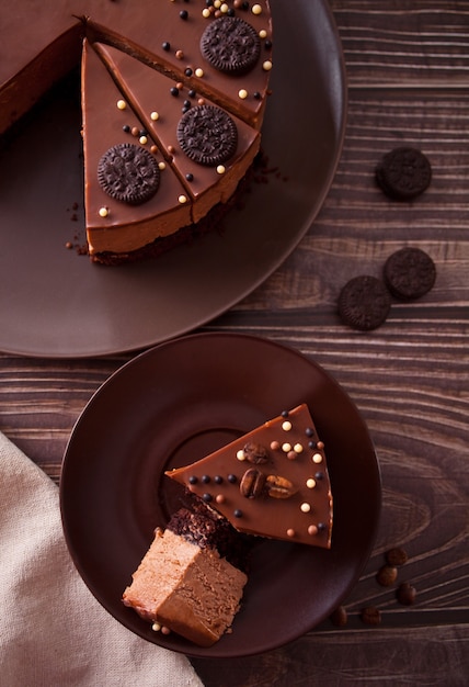 Tarta de queso con chocolate sobre la mesa de madera. Vista superior.