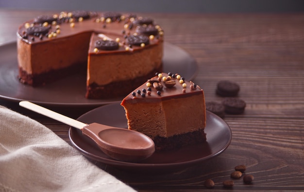 Tarta de queso con chocolate sobre la mesa de madera.