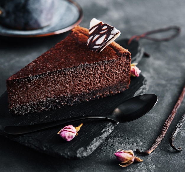 Tarta de queso de chocolate en tablero de piedra negra