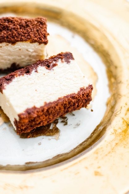 Tarta de queso clásica con chocolate en un plato dorado postre de cocina europea