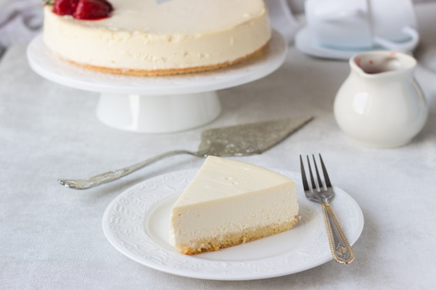 Tarta de queso clásica de Nueva York con salsa de fresas