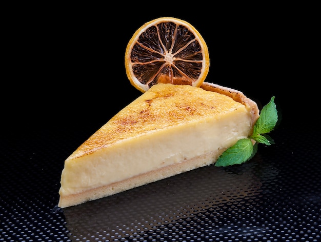 Tarta de queso clásico aislado en negro