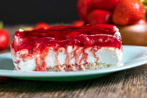 Tarta de queso crema de fresas con mermelada de dulce rojo