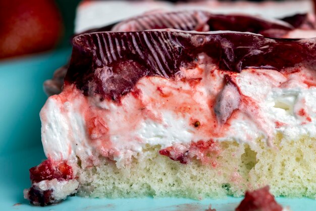 Tarta de queso crema de fresas con mermelada de dulce rojo