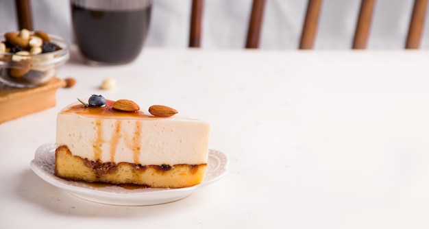 Tarta de queso cremoso con caramelo en un plato blanco. Copia espacio