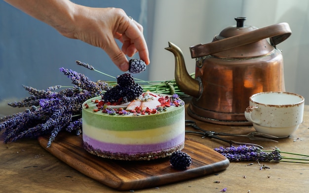 Tarta de queso cruda vegana con arándanos