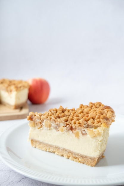 Tarta de queso crumble de manzana con fondo blanco.