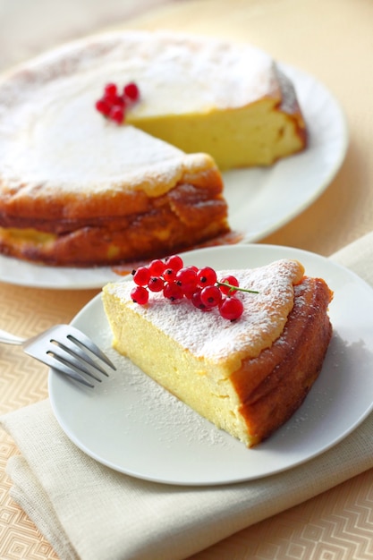 Tarta de queso decorada con grosella roja