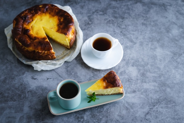 Tarta de queso con dos tazas de café. Vista superior.