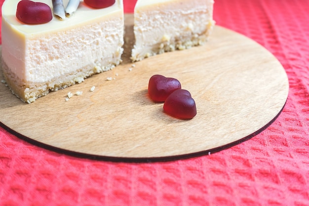 Tarta de queso dulce decorada con corazones para el Día Internacional de San Valentín