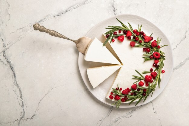 Tarta de queso de frambuesa casera en un plato