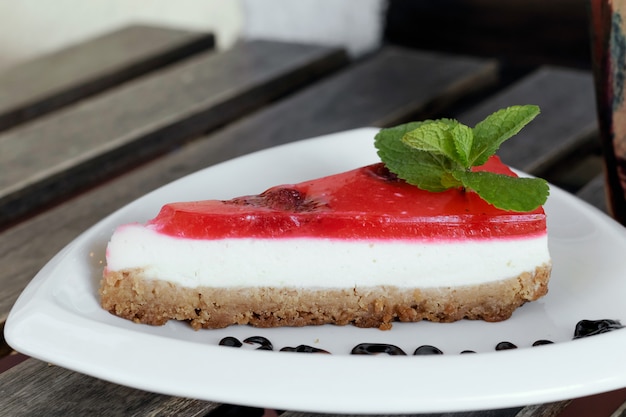 Foto tarta de queso de fresa en la cafetería.