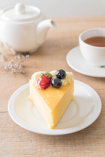 Tarta De Queso Con Fresas Y Arándanos.