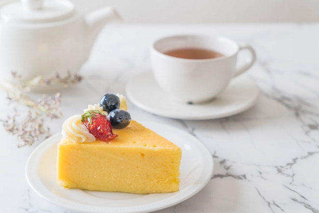 Tarta De Queso Con Fresas Y Arándanos.