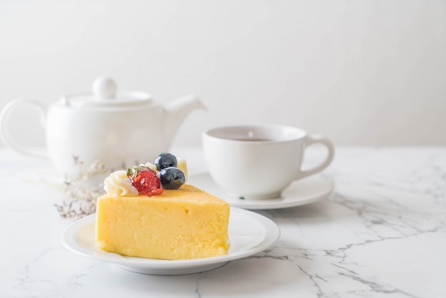 Tarta De Queso Con Fresas Y Arándanos.