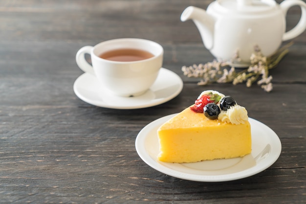 Tarta De Queso Con Fresas Y Arándanos.