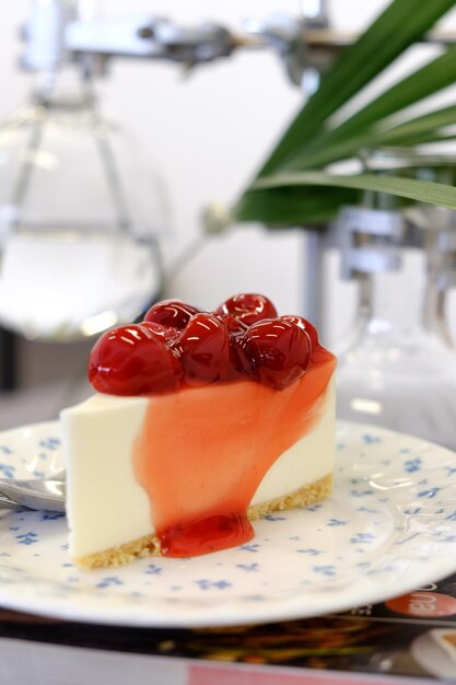 Tarta de queso con fresas y arándanos