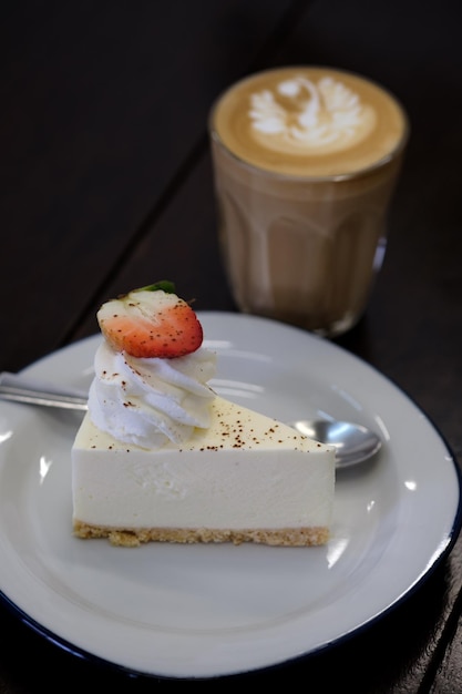 Tarta de queso con fresas y café con leche