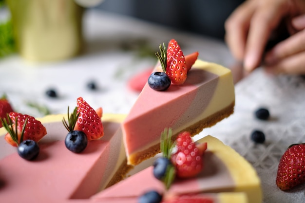 Foto tarta de queso con fresas y frambuesa con yogur bajo en grasa en mesa de café. postre saludable sin gluten bajo en carbohidratos.