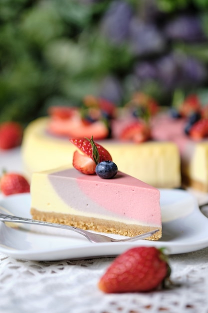 Foto tarta de queso con fresas y frambuesa con yogur bajo en grasa en mesa de café. postre saludable sin gluten bajo en carbohidratos.